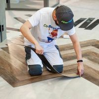 Укладка клеевой, кварцвиниловой плитки на пол.